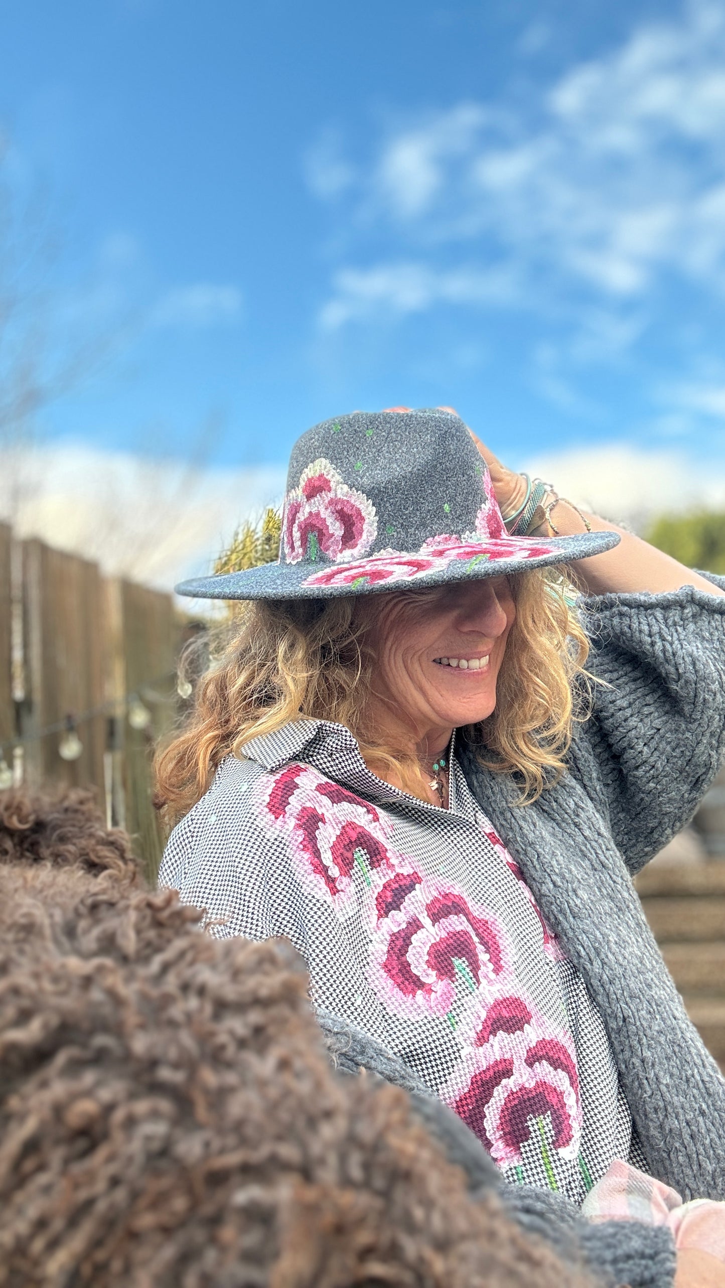 Sombrero, rígido gris