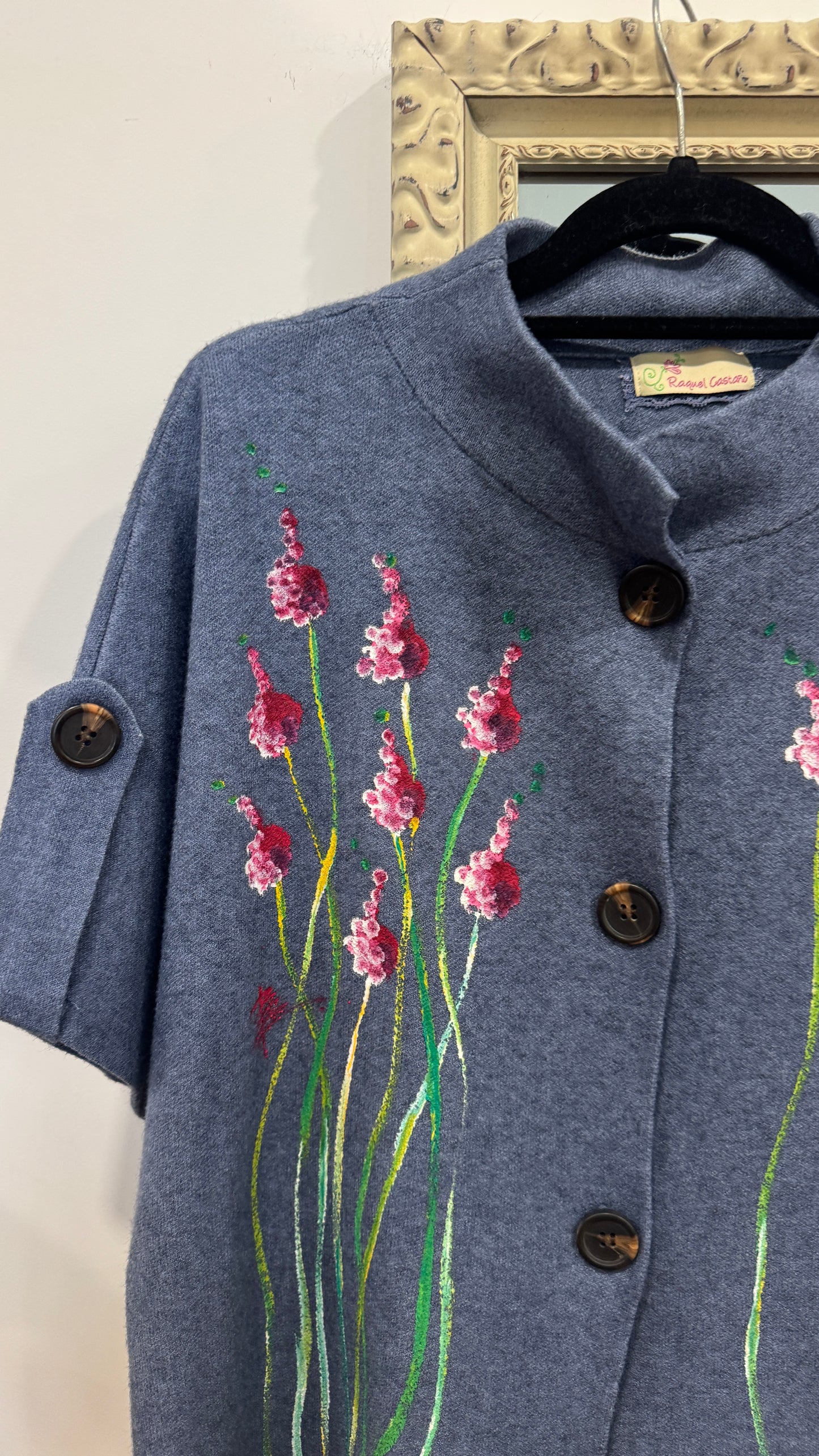 Chaqueta tres. Botones azul.
