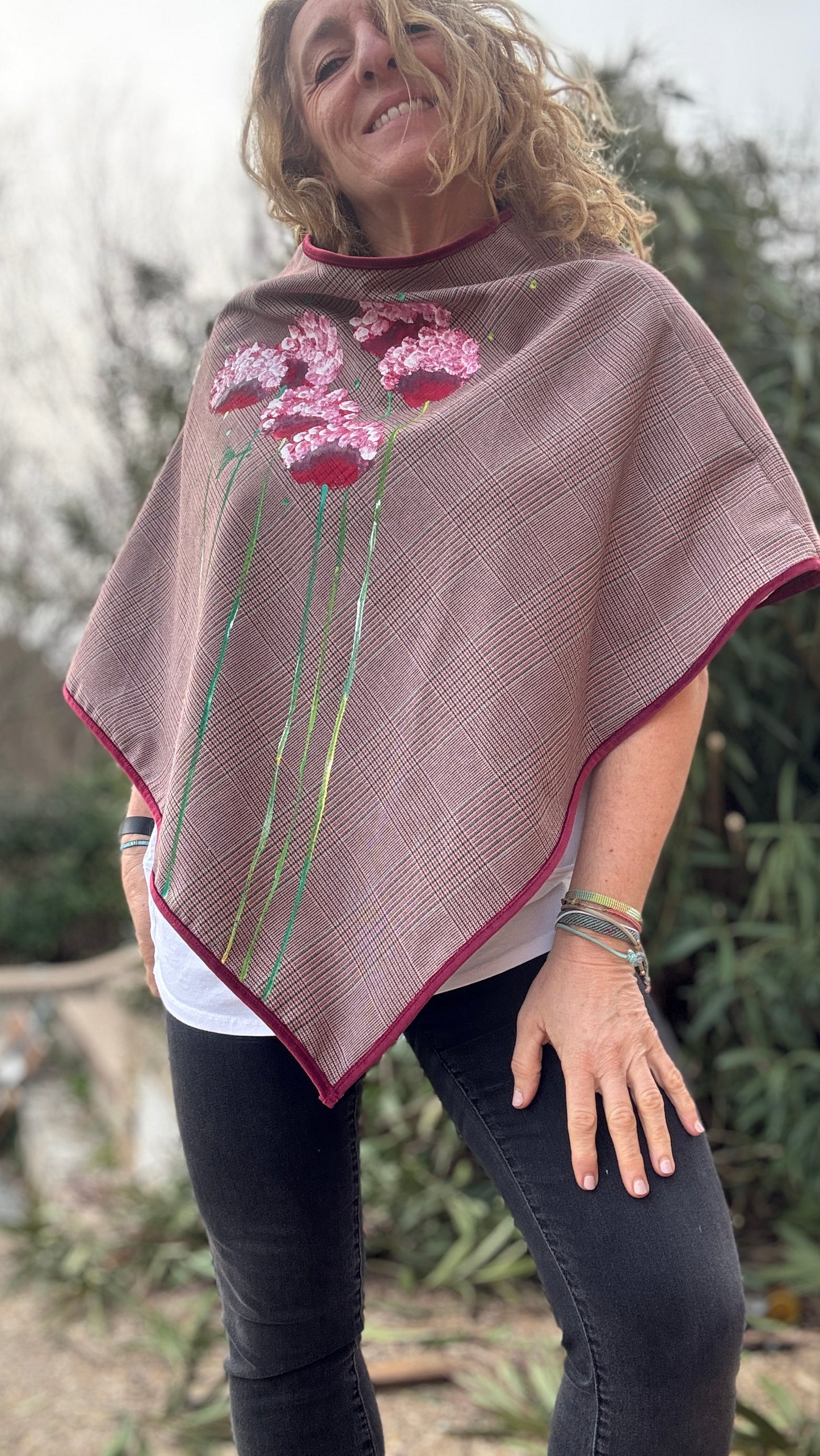Poncho pico granate
