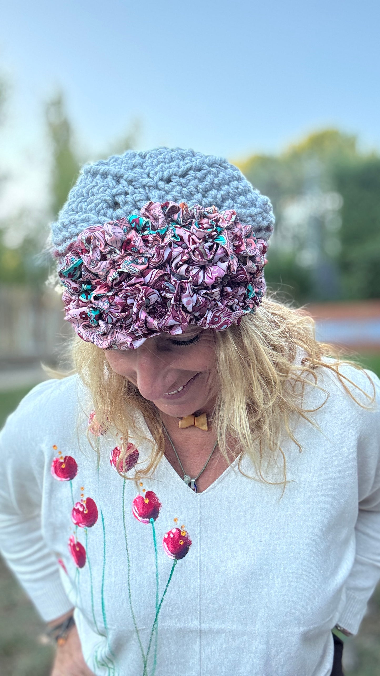 Gorro gris - adorno rosa