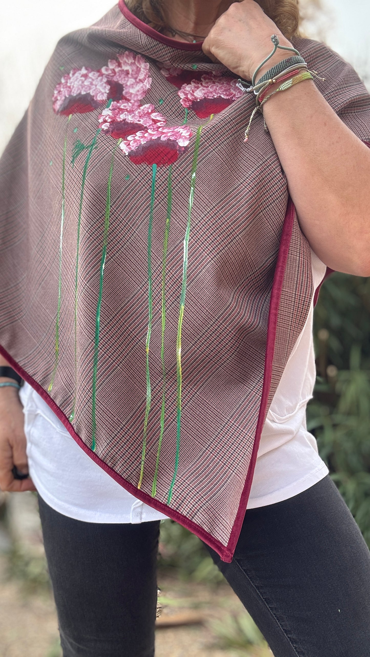 Poncho pico granate