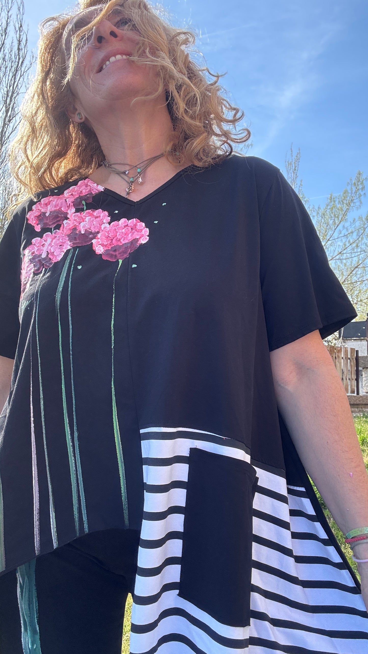 Camiseta asimétrica raya negra
