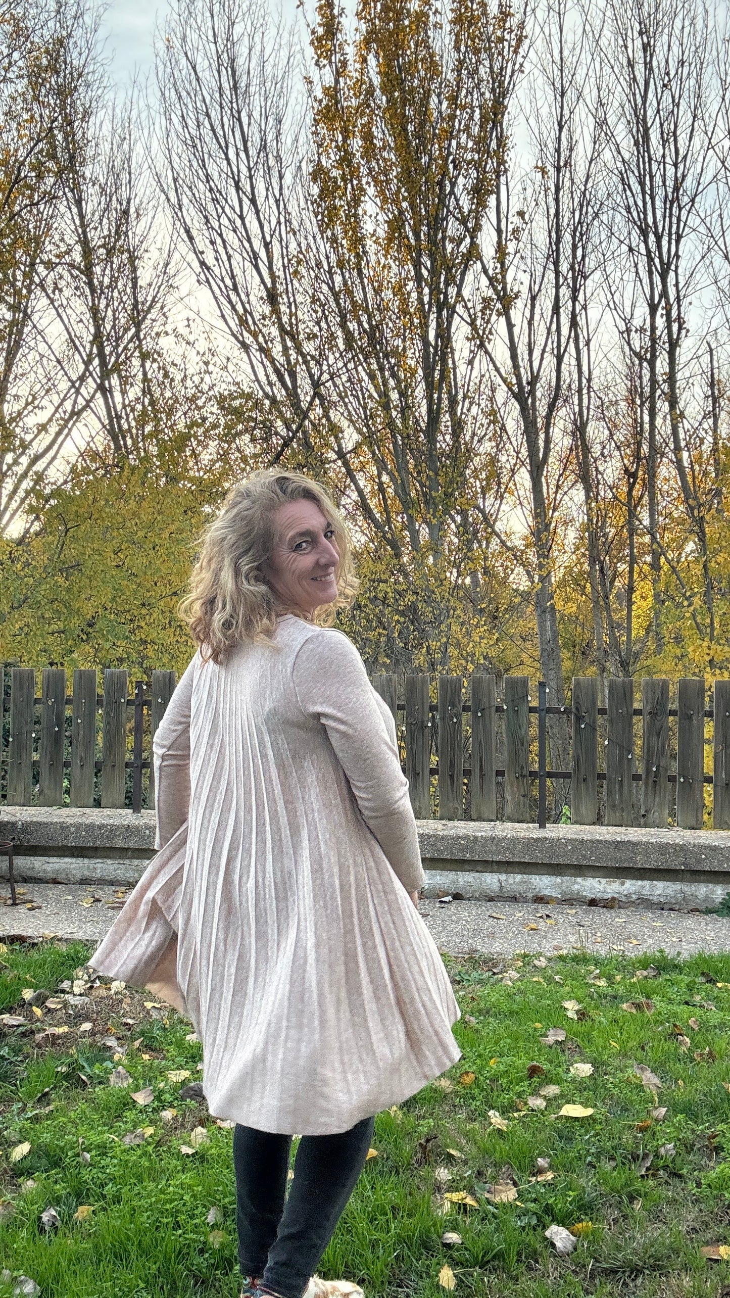 Vestido plisado, beige