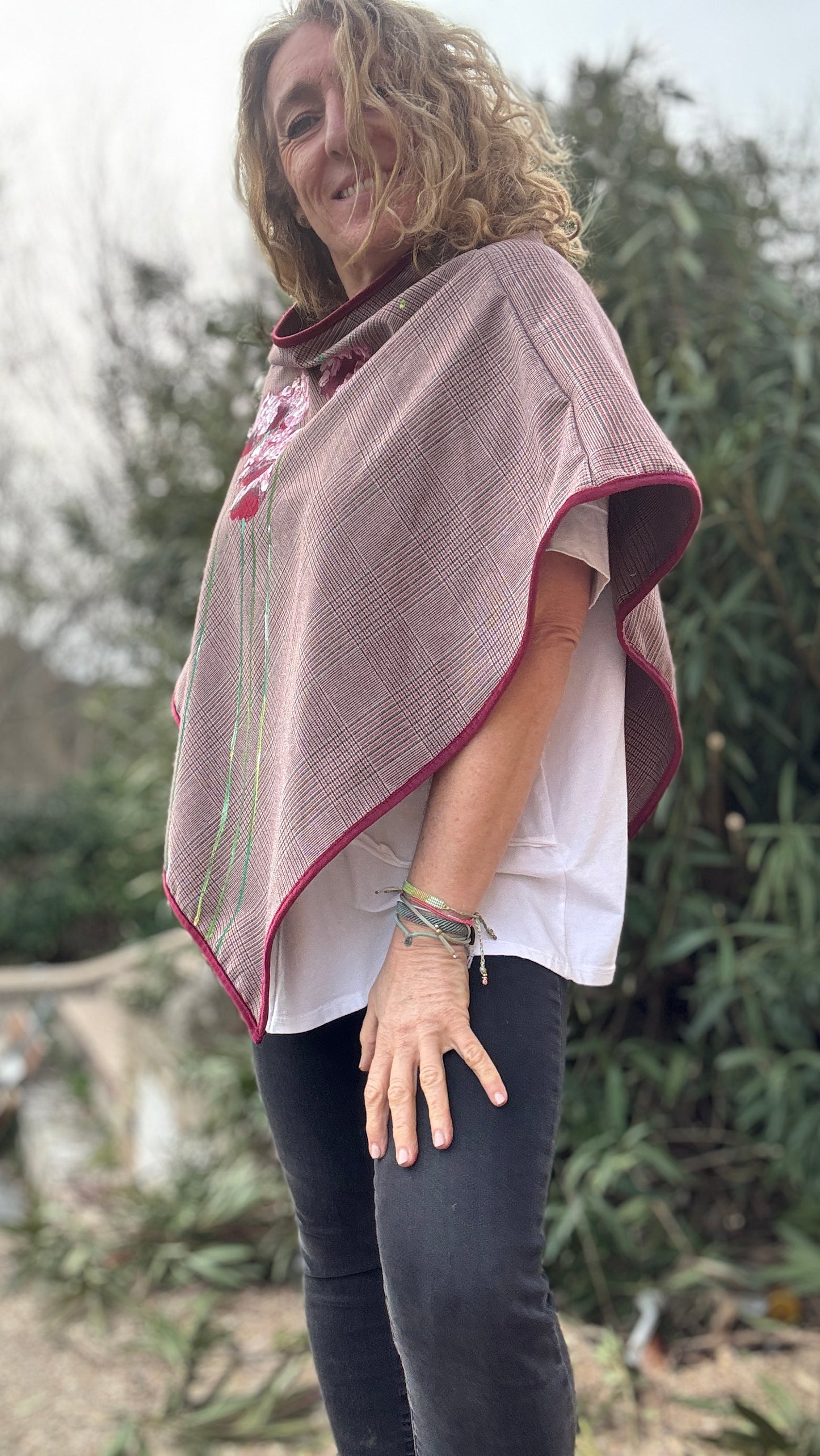 Poncho pico granate