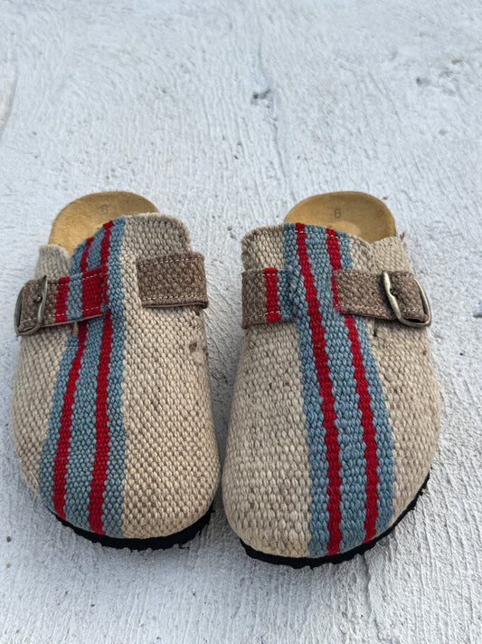 Zueco beige raya azul