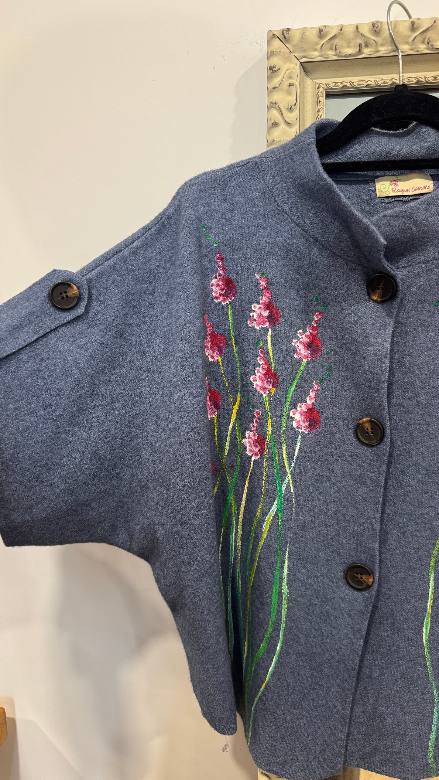 Chaqueta tres. Botones azul.
