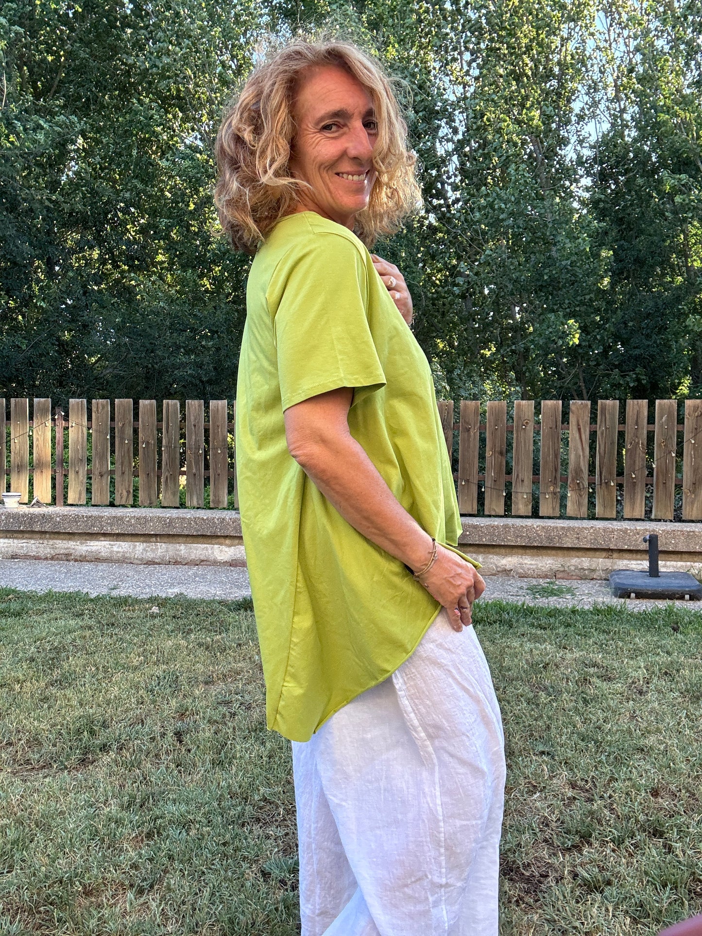 Camiseta asimétrica pistacho