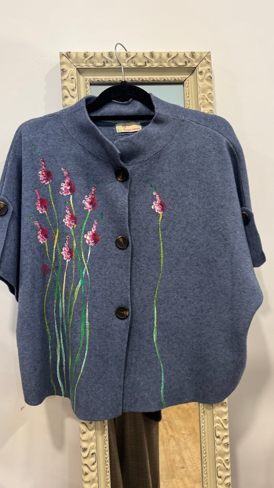 Chaqueta tres. Botones azul.