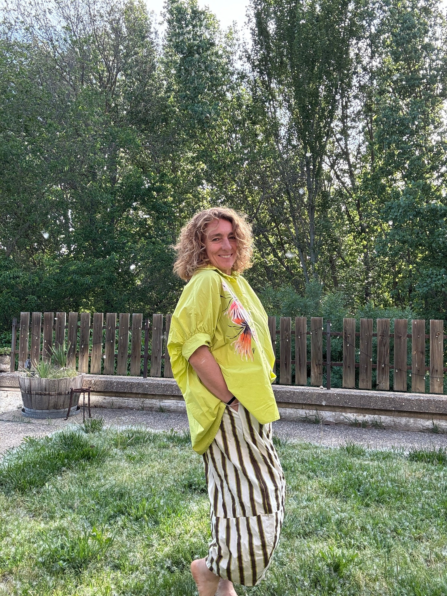 Pantalón crudo raya verde